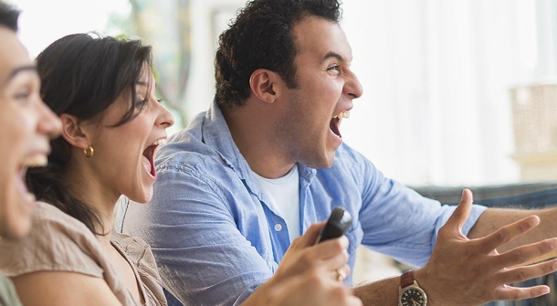 3 amis profitent des bouquets TV